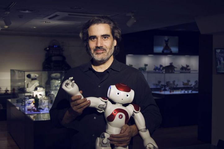 Daniel Bayón con el robot NAO