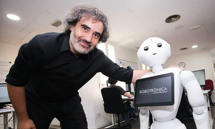 Daniel Bayón con el robot Pepper